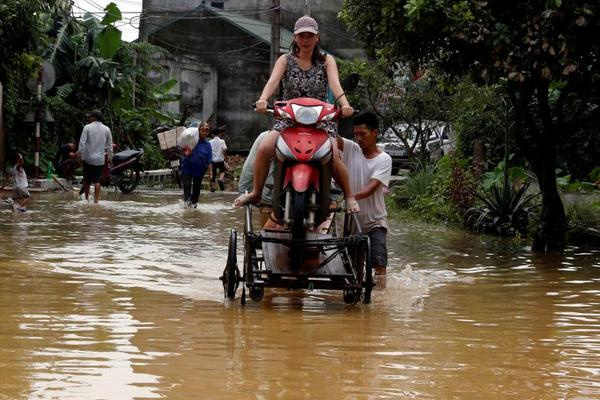 Hình ảnh mưa lũ trắng trời ở Việt Nam lên báo Tây