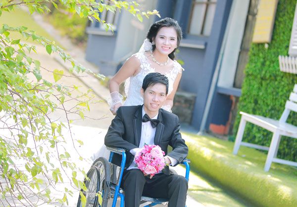 Cô dâu xinh đẹp đẩy xe lăn cho chồng trong đám cưới ở Bắc Giang