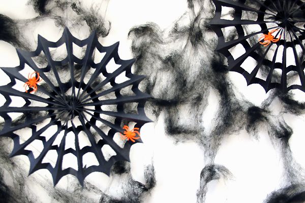 Những biểu tượng rùng rợn không thể thiếu trong Halloween: Vì sao đặt đèn lồng bí đỏ ngoài cửa?
