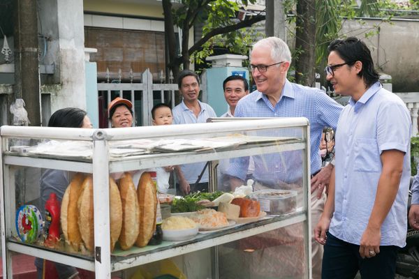 Thủ tướng Australia cùng đầu bếp gốc Việt nổi tiếng ra vỉa hè Đà Nẵng mua bánh mỳ ăn sáng Thủ tướng Australia cùng đầu bếp gốc Việt nổi tiếng ra vỉa hè Đà Nẵng mua bánh mỳ ăn sáng