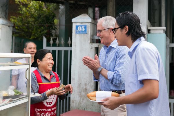 Thủ tướng Australia cùng đầu bếp gốc Việt nổi tiếng ra vỉa hè Đà Nẵng mua bánh mỳ ăn sáng Thủ tướng Australia cùng đầu bếp gốc Việt nổi tiếng ra vỉa hè Đà Nẵng mua bánh mỳ ăn sáng