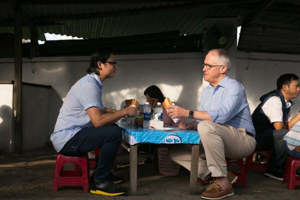 Thủ tướng Australia cùng đầu bếp gốc Việt nổi tiếng ra vỉa hè Đà Nẵng mua bánh mỳ ăn sáng Thủ tướng Australia cùng đầu bếp gốc Việt nổi tiếng ra vỉa hè Đà Nẵng mua bánh mỳ ăn sáng