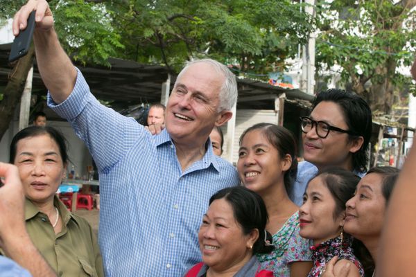 Thủ tướng Australia cùng đầu bếp gốc Việt nổi tiếng ra vỉa hè Đà Nẵng mua bánh mỳ ăn sáng Thủ tướng Australia cùng đầu bếp gốc Việt nổi tiếng ra vỉa hè Đà Nẵng mua bánh mỳ ăn sáng