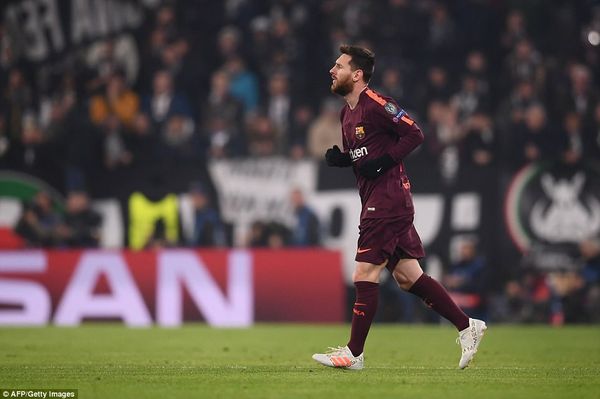 Messi ngồi dự bị, lấy gì đua Bóng Vàng với Ronaldo?