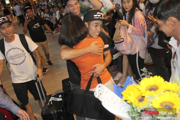 Nhà vô địch châu Á WBC Trần Văn Thảo ôm chầm người đẹp, nhận thưởng nóng ngay tại sân bay - Ảnh 1.