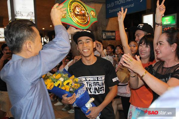 Nhà vô địch châu Á WBC Trần Văn Thảo ôm chầm người đẹp, nhận thưởng nóng ngay tại sân bay - Ảnh 2.