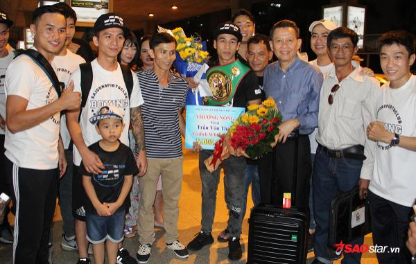 Nhà vô địch châu Á WBC Trần Văn Thảo ôm chầm người đẹp, nhận thưởng nóng ngay tại sân bay - Ảnh 3.