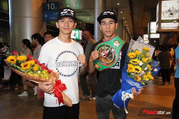 Nhà vô địch châu Á WBC Trần Văn Thảo ôm chầm người đẹp, nhận thưởng nóng ngay tại sân bay - Ảnh 4.