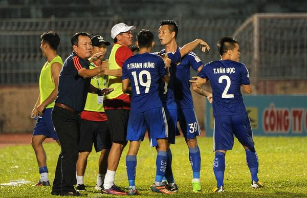 Tuyển thủ Đinh Thanh Trung: ‘Các đội bóng của bầu Hiển đá với nhau rất máu ăn thua’ - Ảnh 3.
