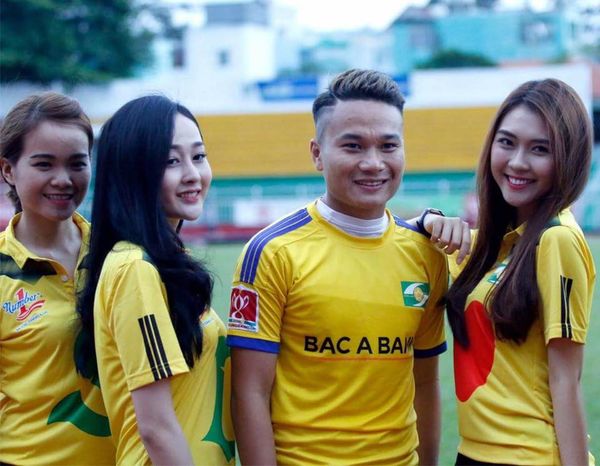 Gu thời trang và các kiểu đầu không ‘đụng hàng’ của chàng ‘soái ca’ xứ Nghệ