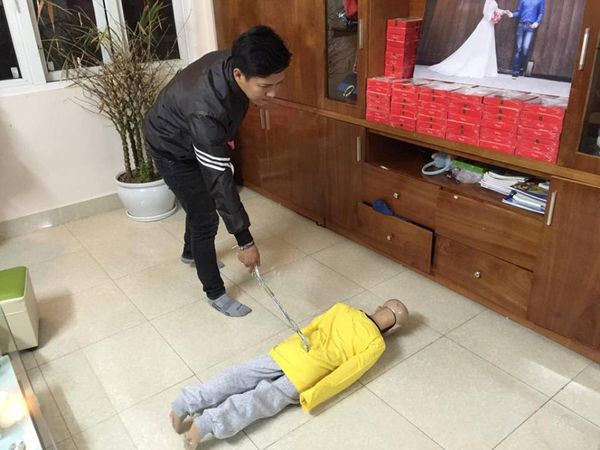 Bé trai 10 tuổi bị cha và mẹ kế đánh gãy tay: ‘2 năm rồi con mới được ăn bát phở’