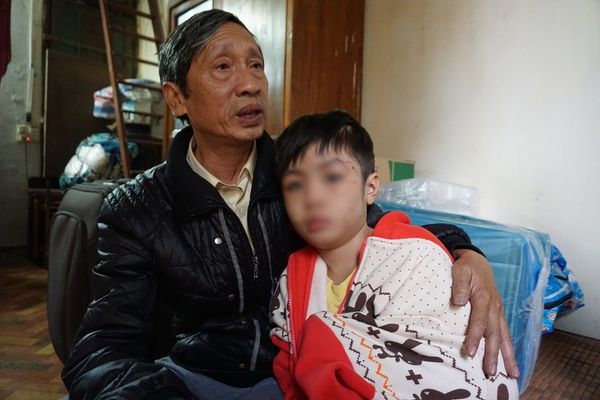 Bé trai 10 tuổi bị cha và mẹ kế đánh gãy tay: ‘2 năm rồi con mới được ăn bát phở’