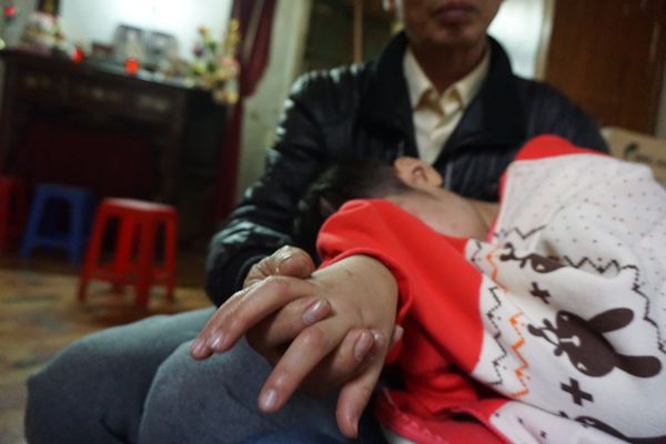 Bé trai 10 tuổi bị cha và mẹ kế đánh gãy tay: ‘2 năm rồi con mới được ăn bát phở’