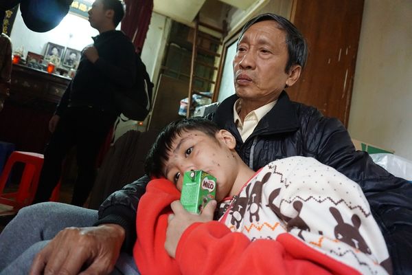 Bé trai 10 tuổi bị cha và mẹ kế đánh gãy tay: ‘2 năm rồi con mới được ăn bát phở’