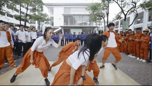 Nhảy flashmob là phải ‘chất’ như sinh viên Đại học Xây dựng trong clip này - Ảnh 4.