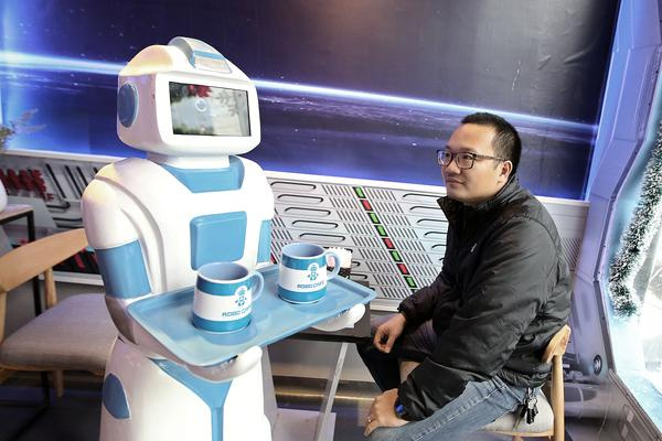 Quán cafe ở Hà Nội sử dụng nhân viên bưng bê là một “nàng”… robot - Ảnh 2.