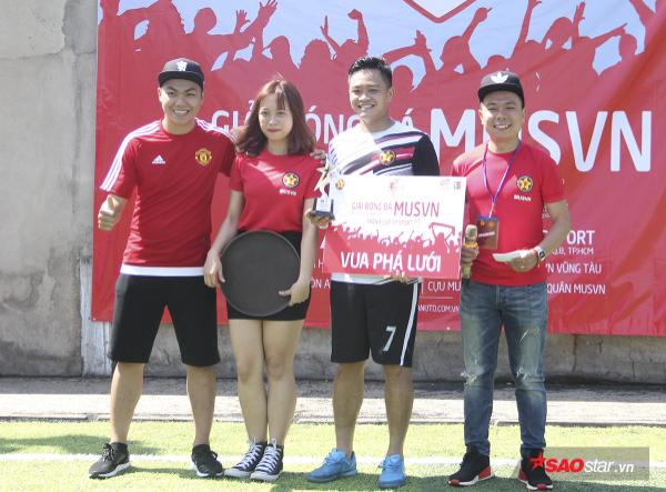 Lãng mạn như fan Man Utd Việt: Bất ngờ cầu hôn bạn gái trên sân bóng sau tròn 1000 ngày quen nhau - Ảnh 8.
