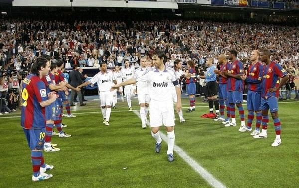 Còn lâu mới có chuyện Barca xếp hàng vỗ tay vinh danh Real Madrid dù Ronaldo ‘năn nỉ’ - Ảnh 2.
