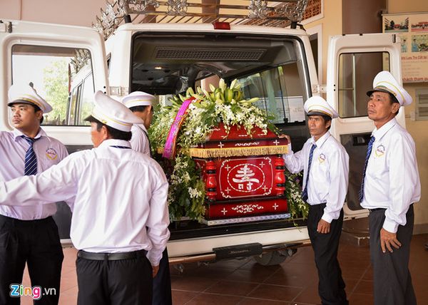Mẹ của diễn viên qua đời vì tai nạn ngất xỉu khi hỏa táng con trai Mẹ của diễn viên qua đời vì tai nạn ngất xỉu khi hỏa táng con trai