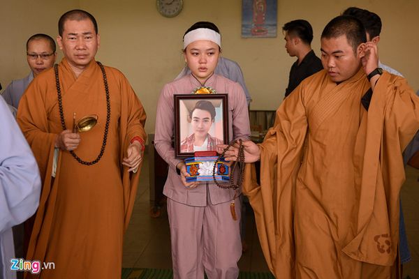 Mẹ của diễn viên qua đời vì tai nạn ngất xỉu khi hỏa táng con trai Mẹ của diễn viên qua đời vì tai nạn ngất xỉu khi hỏa táng con trai