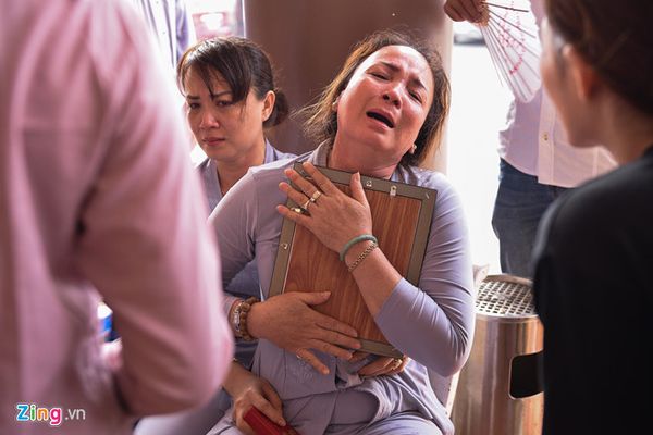 Mẹ của diễn viên qua đời vì tai nạn ngất xỉu khi hỏa táng con trai Mẹ của diễn viên qua đời vì tai nạn ngất xỉu khi hỏa táng con trai