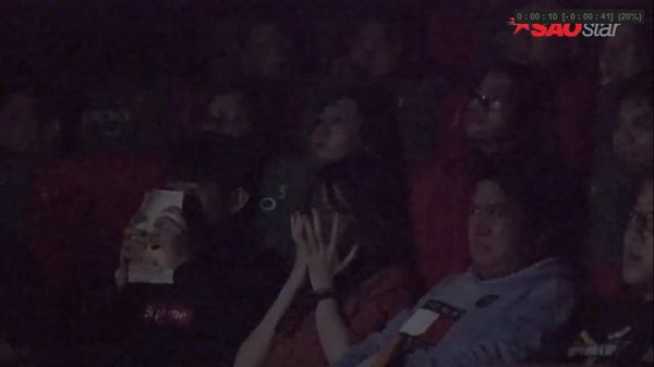 Che mắt bằng tay và cả bằng hộp bắp…