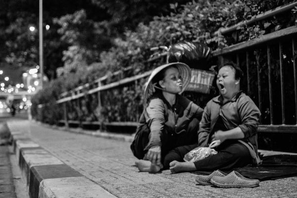Họ làm việc và ăn ngủ ngoài đường.