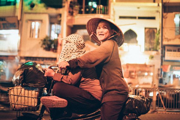 Chiếc xe đạp chở 2 bà cháu đi nhặt vé chai khắp Sài Gòn.