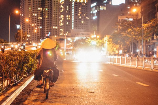 Chiếc xe đạp cũ mèm, đã gãy phẩn nửa vì không chịu nổi sức nặng của bé Nga nhưng không bao giờ, bà ngoại bỏ cháu lại một mình.