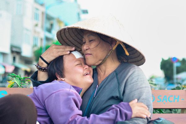 Trong vòng tay ngoại, Nga lúc nào cũng vui vẻ, hạnh phúc.