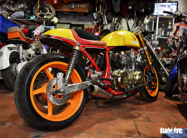Honda CB750 Cafe Racer có số lượng rất ít ở Việt Nam. Toàn bộ việc độ chiếc xe này đều do anh Tự gia công