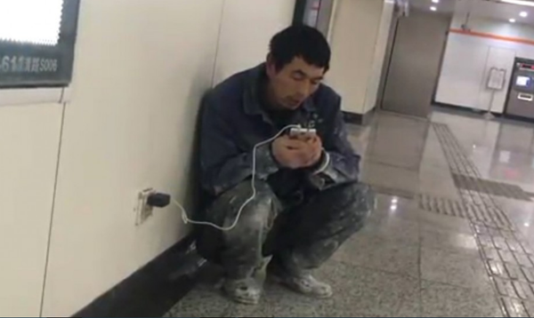 Người đàn ông tối nào cũng cầm điện thoại ra ga tàu điện ngầm và câu chuyện đẫm nước mắt phía sau - Ảnh 1.