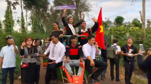 Hoa hậu H'Hen Niê đi xe công nông về buôn làng