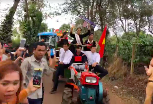 Hoa hậu H'Hen Niê đi xe công nông về buôn làng