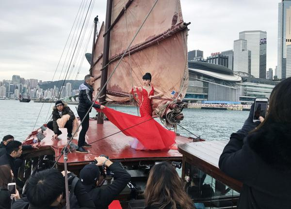 Siêu mẫu gốc Việt tổ chức show diễn trên thuyền, chuẩn bị làm náo động cảng Hồng Kông - Ảnh 8.