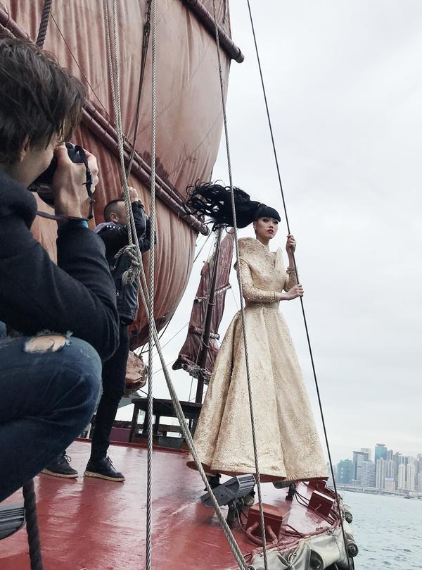 Siêu mẫu gốc Việt tổ chức show diễn trên thuyền, chuẩn bị làm náo động cảng Hồng Kông - Ảnh 1.