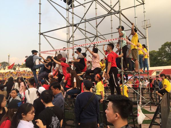 Người trèo lên giàn giáo, càng lúc càng nhiều hơn.