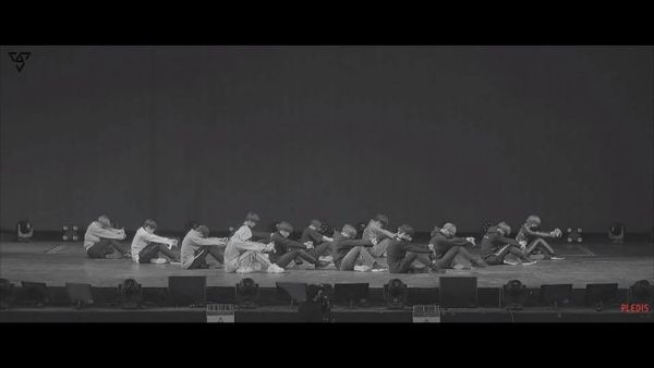 Quà từ Seventeen, Cosmic Girls không khiến Kpop trước thềm Valentine hết ‘nhạt’ 0