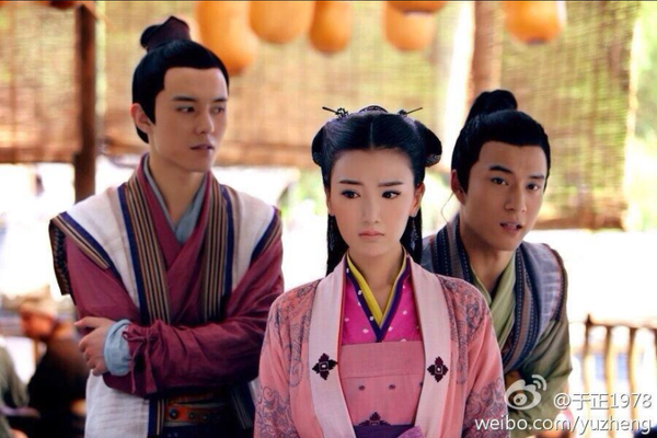 Hàn Đông Quân trong vai Võ Tu Văn (Tiểu Võ) xuất hiện bên cạnh Quách Phù (Mao Hiểu Đồng)