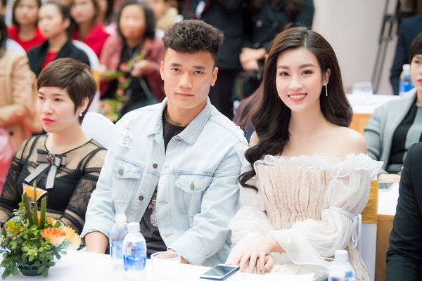 Bùi Tiến Dũng cùng Hoa hậu Đỗ Mỹ Linh Bùi Tiến Dũng cùng Hoa hậu Đỗ Mỹ Linh