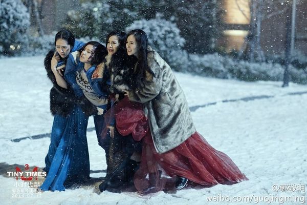 1 trong những cảnh đẹp mắt và đầy ý nghĩa của nhóm Tỉ muội thời đại trong suốt series 'Tiểu thời đại'