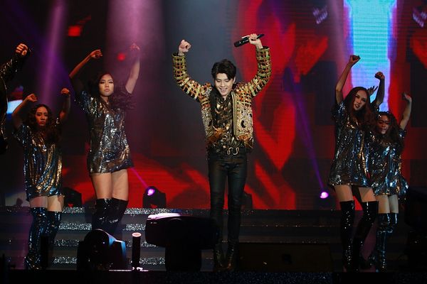 Phần trình diễn với rất nhiều động tác nhảy khó. 