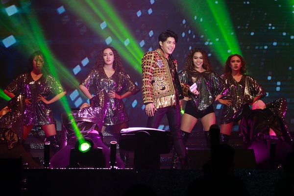 Noo Phước Thịnh xuất hiện trong trang phục cá tính tại Hong Kong Asian-Pop Music 2018.