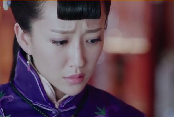 Cô là người duy nhất trong nhà dám tỏ thái độ về sự thờ ơ của cha chồng với an nguy của Dịch Liên Khải