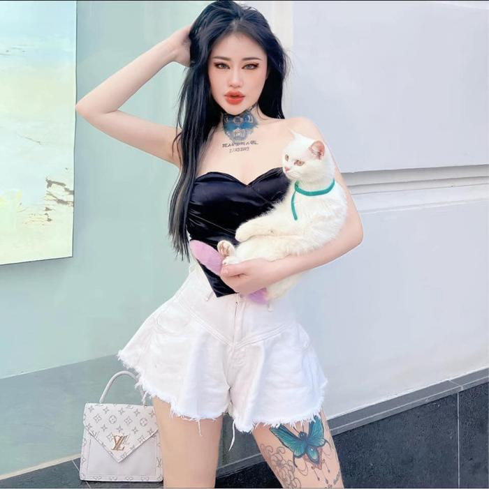 Hotgirl bể cá' Ngân Baby 'khóc hết nước mắt' dân mạng chửi bới