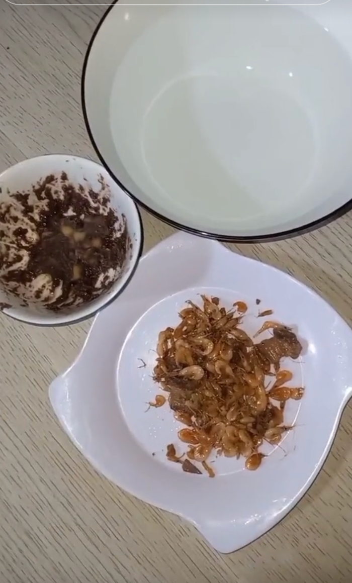  'Khóc thét' với người phụ nữ hướng dẫn nấu cơm gia đình tiết kiệm: Canh nước lọc, thịt heo 5.000 đồng Ảnh 1