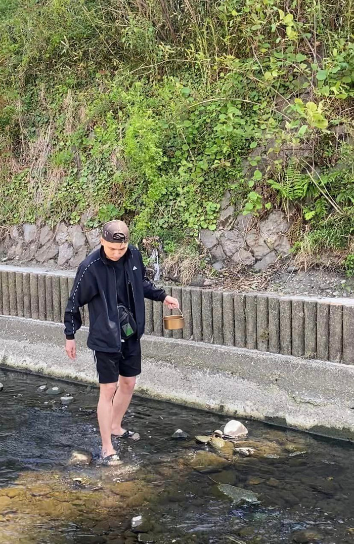  'Sinh tồn cuối tháng' chàng trai Việt sống ở Nhật Bản khiến dân tình 'há hốc' khi ra mương nước hái rau Ảnh 1