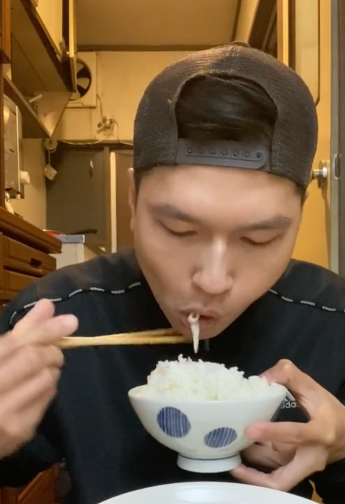  'Sinh tồn cuối tháng' chàng trai Việt sống ở Nhật Bản khiến dân tình 'há hốc' khi ra mương nước hái rau Ảnh 5