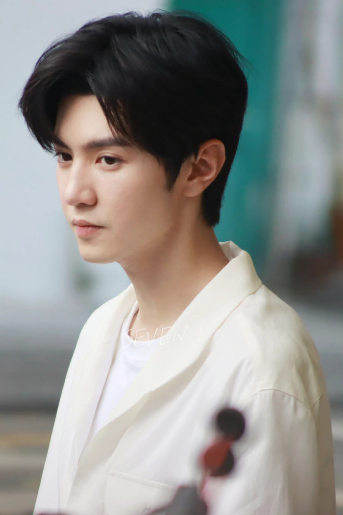 Triệu Lộ Tư bóc trần nhan sắc bạn trai qua ảnh chụp trộm, liệu có đẹp như mọi người vẫn nghĩ? Ảnh 3