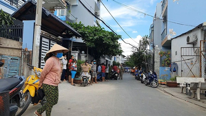  Qua khe cửa phòng trọ, người dân phát hiện cảnh tượng kinh hoàng Ảnh 1